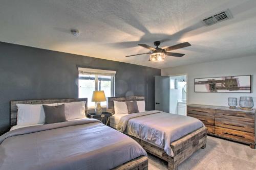 Tempat tidur dalam kamar di Charming Phoenix Home with Patio about 3 Miles to Dtwn!