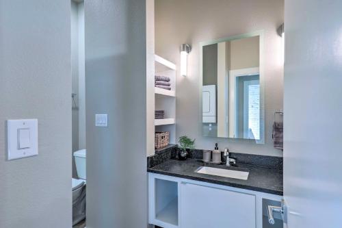 Η κουζίνα ή μικρή κουζίνα στο Bright San Marcos Apartment with Ideal Location