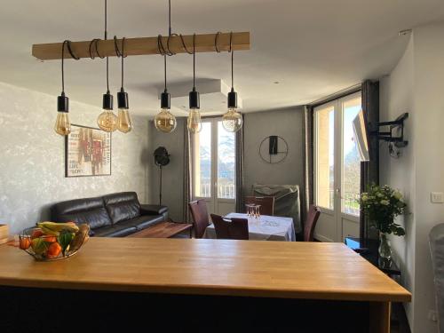 Il comprend une cuisine et un salon avec une table en bois. dans l'établissement Le Princess - face au port et à Nausicaa, à Boulogne-sur-Mer