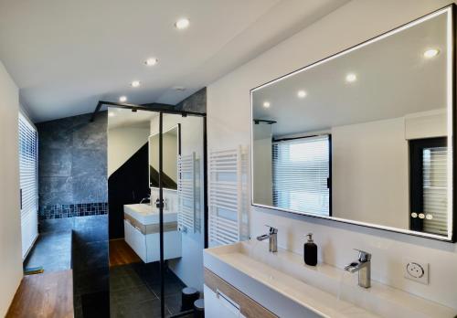 a bathroom with two sinks and a mirror at Maison Haut de Gamme à 5min à pied de la Cathédrale de Quimper in Quimper