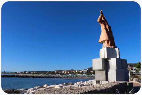 a statue of a woman on the shore of the water at La Retara Affittacamere in San Benedetto del Tronto
