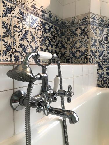 a bathroom with a faucet and a bath tub at Pałac Krobielowice in Kąty Wrocławskie