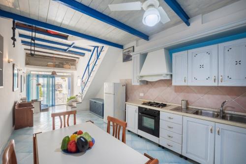 Kuchyň nebo kuchyňský kout v ubytování Casa Sottorar - Loft Open Space in Corricella