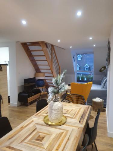 un salon avec une table et des chaises en bois dans l'établissement Le Portel plage Les 4 saisons, à Le Portel