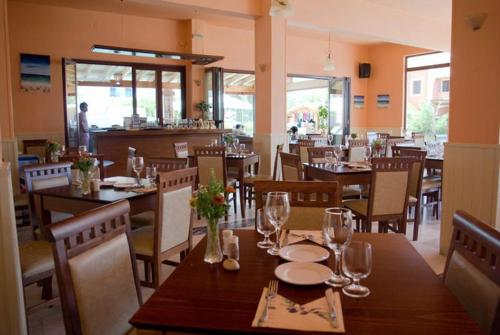 Un restaurante o sitio para comer en Hotel Akti Arilla