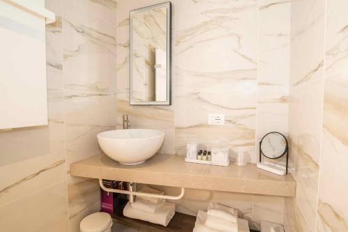 Kylpyhuone majoituspaikassa Jacuzzi Suite Home by Enjoy Garda Hotel