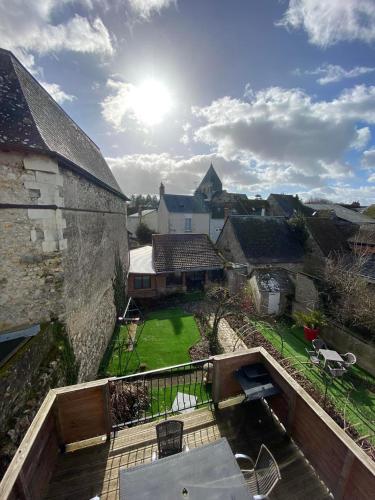 a view of a garden from a balcony of a castle at Chez Benjamin - Les Terrasses de Villandry in Villandry