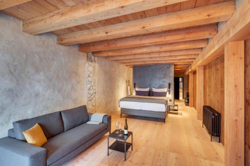 a bedroom with a bed and a couch at Boutiquehotel Rattenberg in Rattenberg