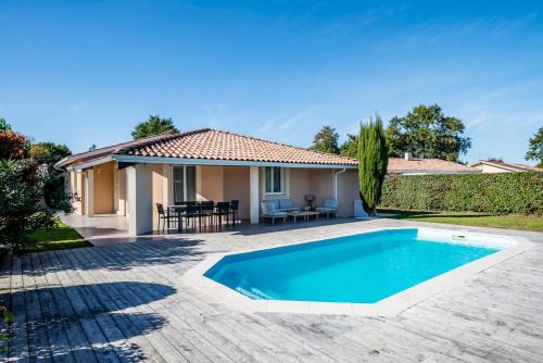 une piscine devant une maison dans l'établissement Frenchyhomes☆villapiscine☆8pers☆centrebassin, à Biganos