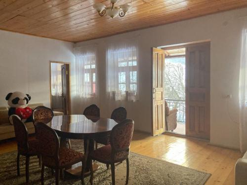 Posezení v ubytování ლენტეხის მთის სასტუმრო - Lentekhi Mountain Inn