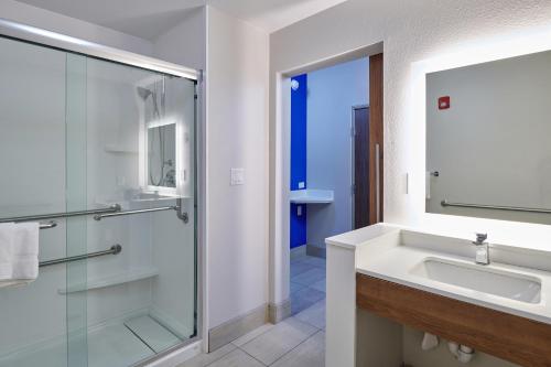 uma casa de banho com um lavatório e uma cabina de duche em vidro. em Holiday Inn Express - El Paso - Sunland Park Area, an IHG Hotel em El Paso