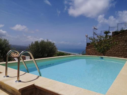 uma piscina com vista para o oceano em Villa Verde em Cefalù