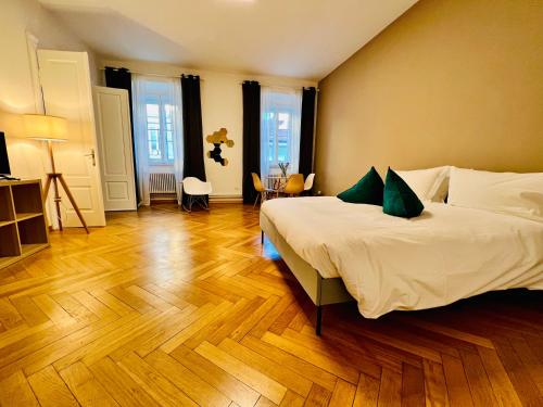 1 dormitorio con 1 cama grande y suelo de madera en Crops City Stay en Trieste