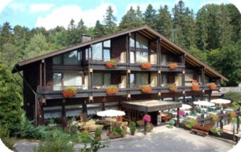une grande maison avec beaucoup de fenêtres dans l'établissement Hotel-Restaurant Jägerhof, à Unterreichenbach