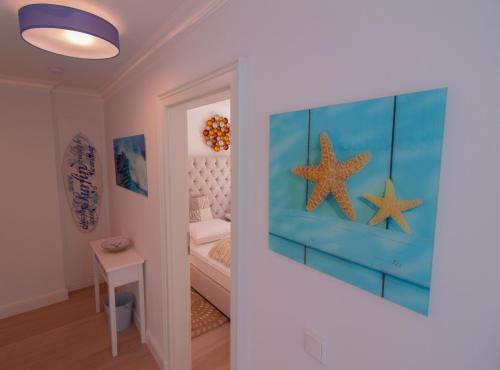 a room with two starfish on the wall at La Maison M in Westerland (Sylt)