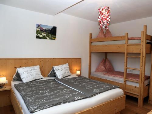 1 dormitorio con litera y escalera en Apartment Lemberger en Mittersill