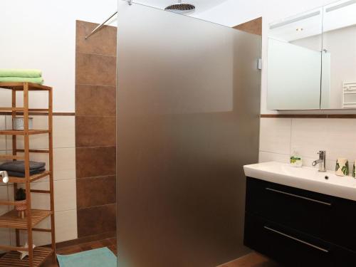 uma casa de banho com um lavatório e um chuveiro em Apartment Lemberger em Mittersill