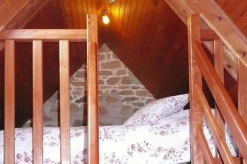 - un petit escalier dans une chambre avec des lits superposés dans l'établissement Semi-detached house, Plougasnou, à Plougasnou