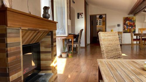 - un salon avec une cheminée et une table à manger dans l'établissement Cosy and Calm in Grenoble City Heart with free and large parking Q-Park Chavant, à Grenoble