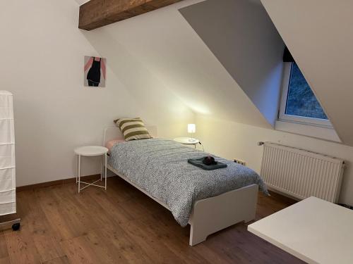 1 dormitorio con 1 cama y 2 mesas en city-pillow rooms, en Luxemburgo