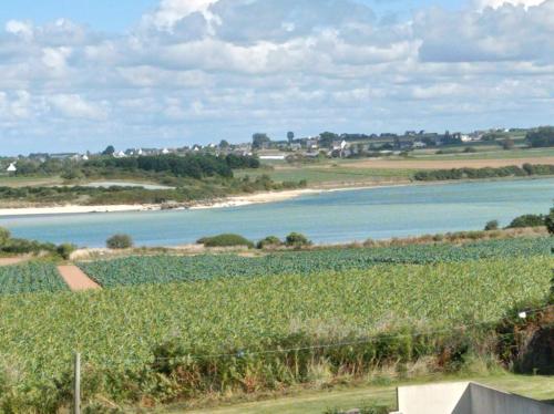 a view of a river and a field of crops at Appartement dans gîte vue mer et campagne in Sibiril