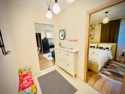 1 dormitorio con cama y espejo en Best place to stay-Self check in-24h, en Reşiţa
