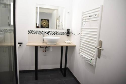 une salle de bain avec un lavabo et un miroir dans l'établissement Studio de charme RDC, à Boulogne-sur-Mer