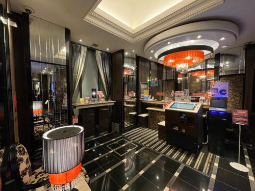 a restaurant with a bar with at APA Hotel Ginza Kyobashi Tokyo Eki Yaesu Minamiguchi in Tokyo