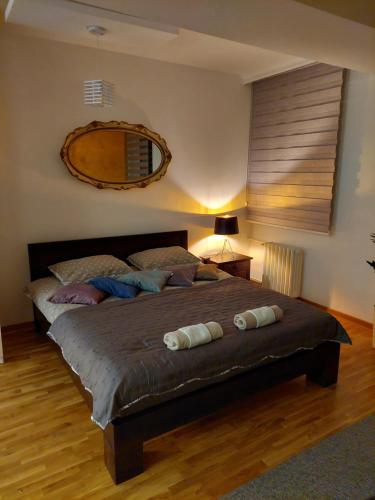 um quarto com uma cama grande e um espelho grande em Room 23 em Belgrado