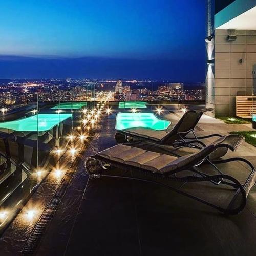 Bazén v ubytování VIP 2 rooms 75m2 center of Obolon near River side nebo v jeho okolí