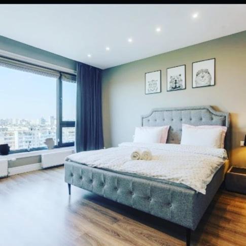Postel nebo postele na pokoji v ubytování VIP 2 rooms 75m2 center of Obolon near River side