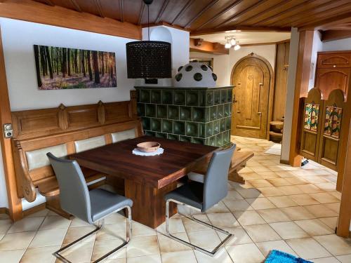 a dining room with a wooden table and chairs at Ferienwohnung Scheiblechner in Göstling an der Ybbs