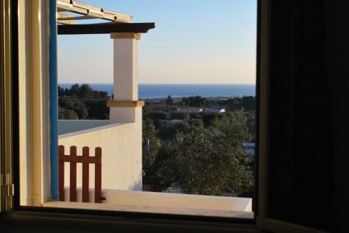 a window view of the ocean from a house at Appartamento Casa dell'Olivo in Marina di Pescoluse