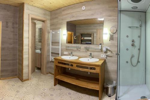 y baño con 2 lavabos y ducha. en Chalet Salzburg Dienten, en Dienten am Hochkönig