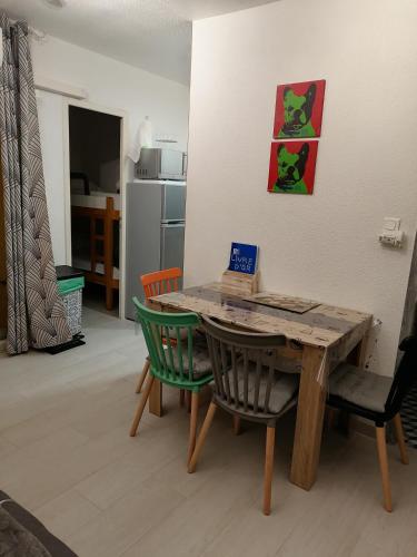 - une table et des chaises dans une pièce avec cuisine dans l'établissement Studio cabine valras plage 300m de la mer, à Valras-Plage