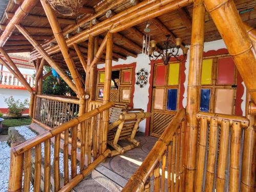 a large wooden house with a wooden stairway at Chalet la texana in Filandia