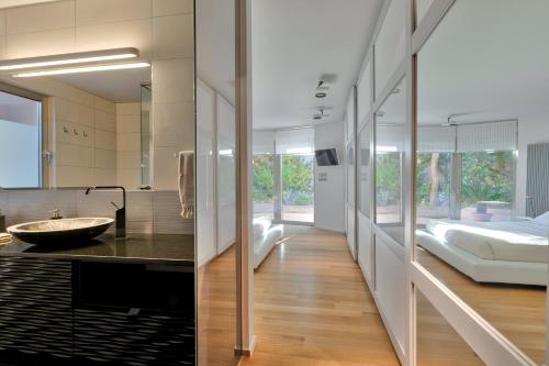 baño con lavabo y 1 cama en una habitación en Luxurious Villa Philoxenia, en Lagonisi