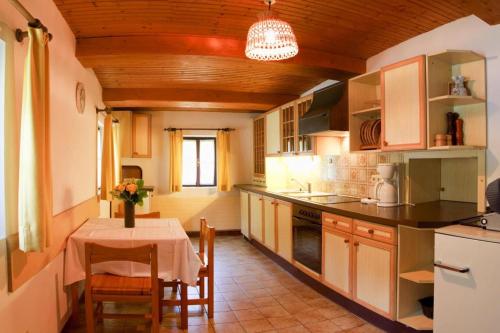 Ett kök eller pentry på Apartments Grafhube, Afritz-Verditz