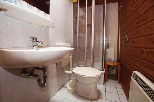 La salle de bains est pourvue d'un lavabo et de toilettes. dans l'établissement Blockhouse, Hasselfelde, à Hasselfelde