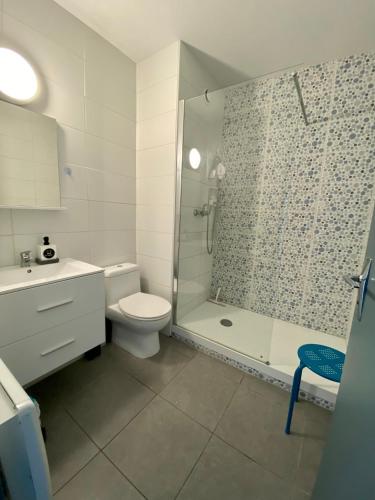 une salle de bain avec une douche, des toilettes et un lavabo dans l'établissement Résidence de Saint Palais, à Saint-Palais-sur-Mer