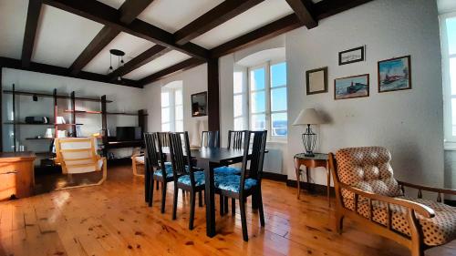 une salle à manger avec une table et des chaises dans l'établissement Gite La Coustourelle - Appartement T4 en coeur de village, au Chambon-sur-Lignon