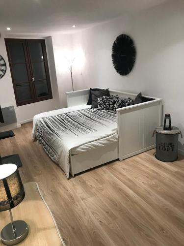 une chambre avec un lit blanc et un parquet dans l'établissement Superbe appartement Paris/Bercy (12e) wifi&Netflix, à Paris