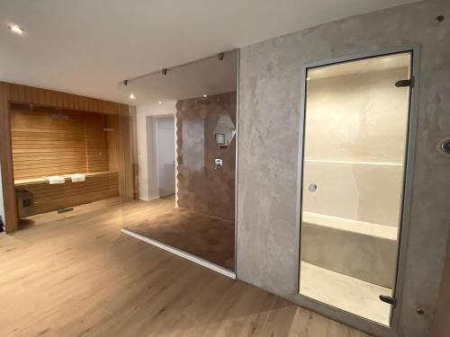 uma casa de banho com uma cabina de duche ao nível do chão num quarto em Casa Honey em Liège