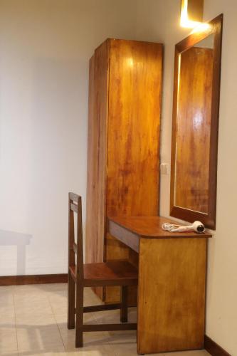 a wooden desk with a chair and a mirror at Masfalhi View Inn in Felidhoo