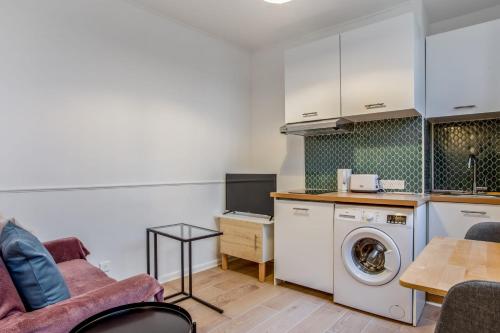 une cuisine et un salon avec une machine à laver dans l'établissement Appartement des Bergères - Welkeys, à Paris