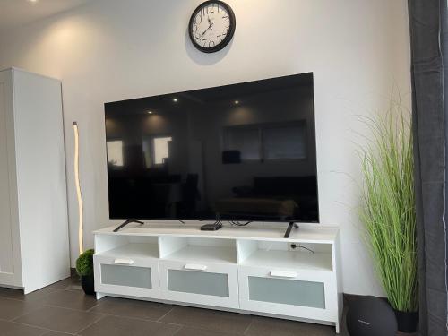 Μια τηλεόραση ή/και κέντρο ψυχαγωγίας στο Malibu Apartman & Jacuzzi