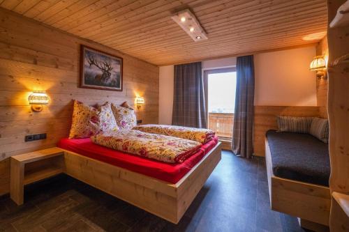 ein Schlafzimmer mit einem Bett in einem Zimmer mit einem Fenster in der Unterkunft holiday home, Fügen in Fügen