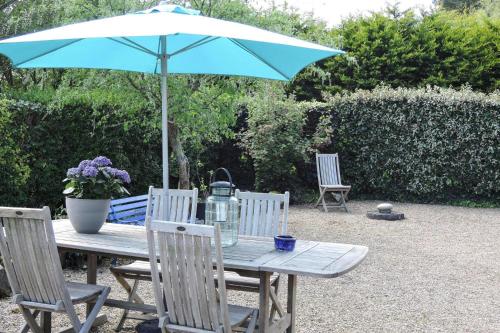 Photo de la galerie de l'établissement Natural stone house with maritime flair, à Plougasnou