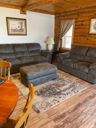 a living room with a couch and a table at Crown Lake Resort in Horseshoe Bend