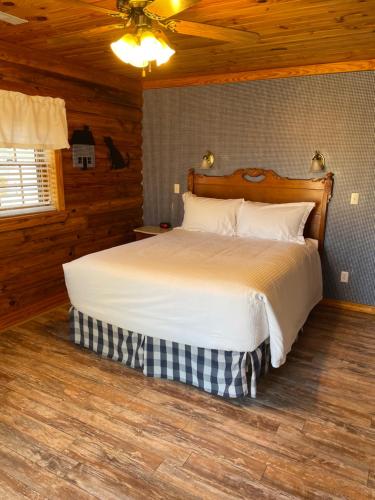 a bedroom with a large bed in a cabin at Crown Lake Resort in Horseshoe Bend
